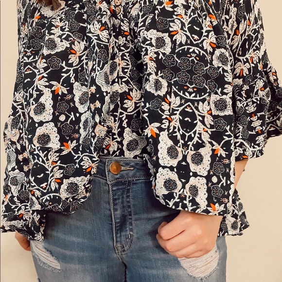 FLOWY cropped top v-neck - Picture 1 of 3